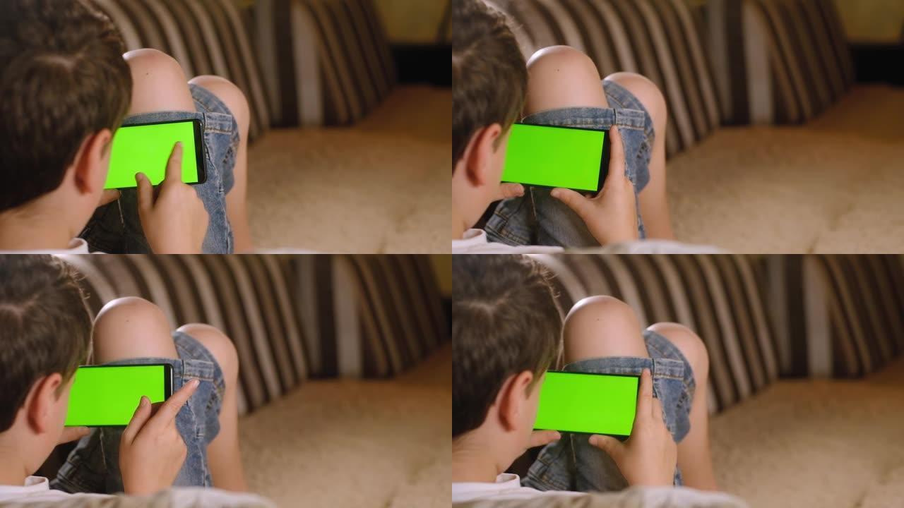 孩子用绿屏翻遍手机上的照片。
