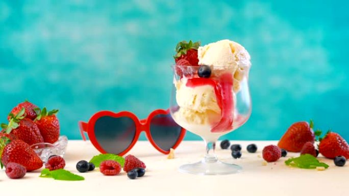 使夏季美食浆果和香草冰淇淋圣代时光流逝。
