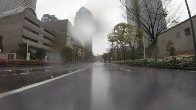 驾车穿越多雨的城市/后视图