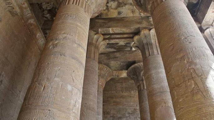 古埃及神庙中的象形雕刻和圆柱