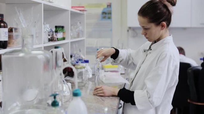 在化学实验室工作的年轻女科学家