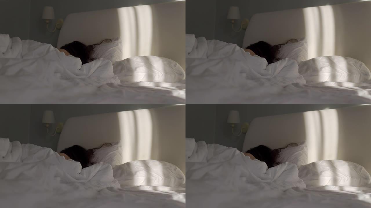 女人睡在床上，棕色长发放在枕头上，阳光放在床上。