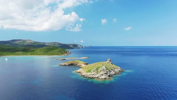 法国科西嘉岛的菲诺基亚罗拉群岛，在美丽的夏日天空下，蓝天。