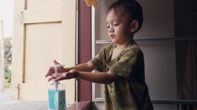 3岁男孩在家用酒精凝胶洗手