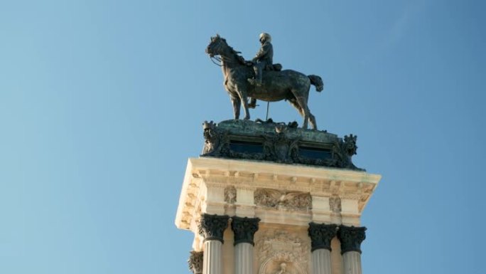 柱廊的外部视图。在布恩·雷蒂罗公园 (Buen Retiro park) 的带有圆柱的建筑物顶部骑马