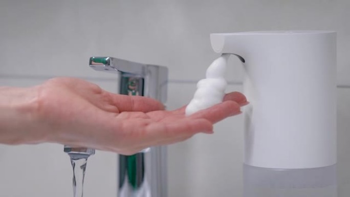 自动泡沫发生器将所需剂量的肥皂放在手上。浴室里的现代技术