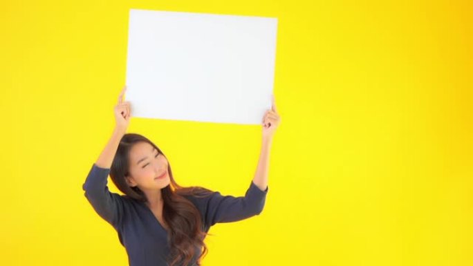 年轻的亚洲女子，空白板或黄底签名