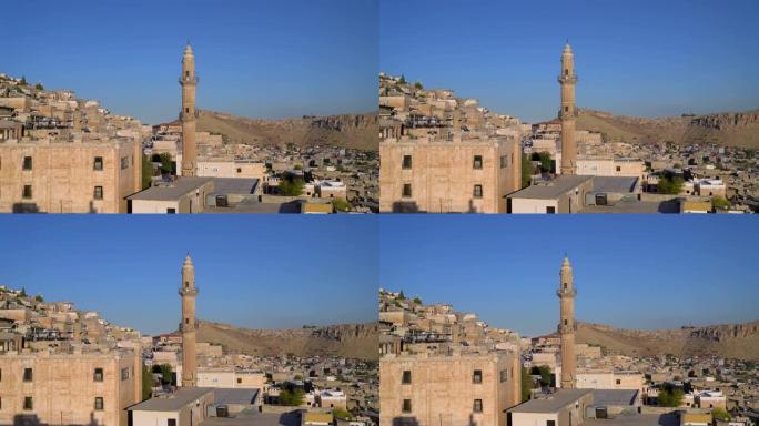 Sehidiye清真寺及其尖塔与古老的马尔丁城市景观，马尔丁，土耳其