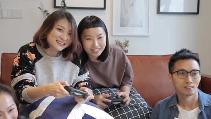 亚洲华人室友在licing room玩游戏和娱乐