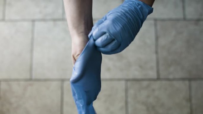 医生在冠状病毒大流行期间使用的医用手套。
