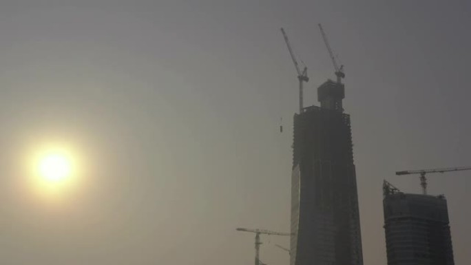 阳光明媚的傍晚烟雾青岛市市中心著名摩天大楼建筑顶部空中全景4k中国