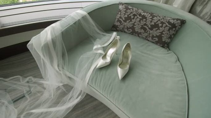 婚礼配饰-新娘和面纱的鞋子。相机平滑变焦。