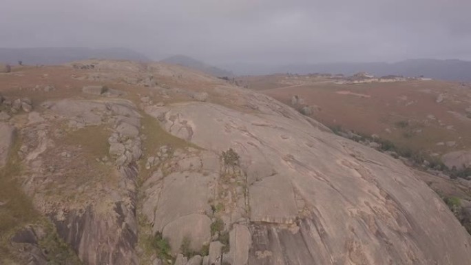 斯瓦蒂尼岛，世界上第二大巨石西贝岩的鸟瞰图