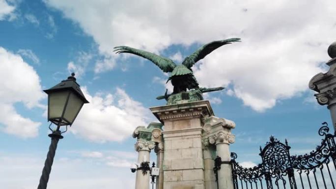 布达佩斯宫门铜鸟图鲁尔