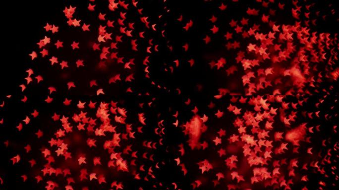 夜空背景下的真实烟花中的红星形Bokeh。