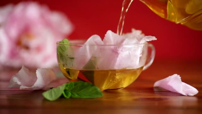 玻璃茶壶中玫瑰花瓣的夏季花茶