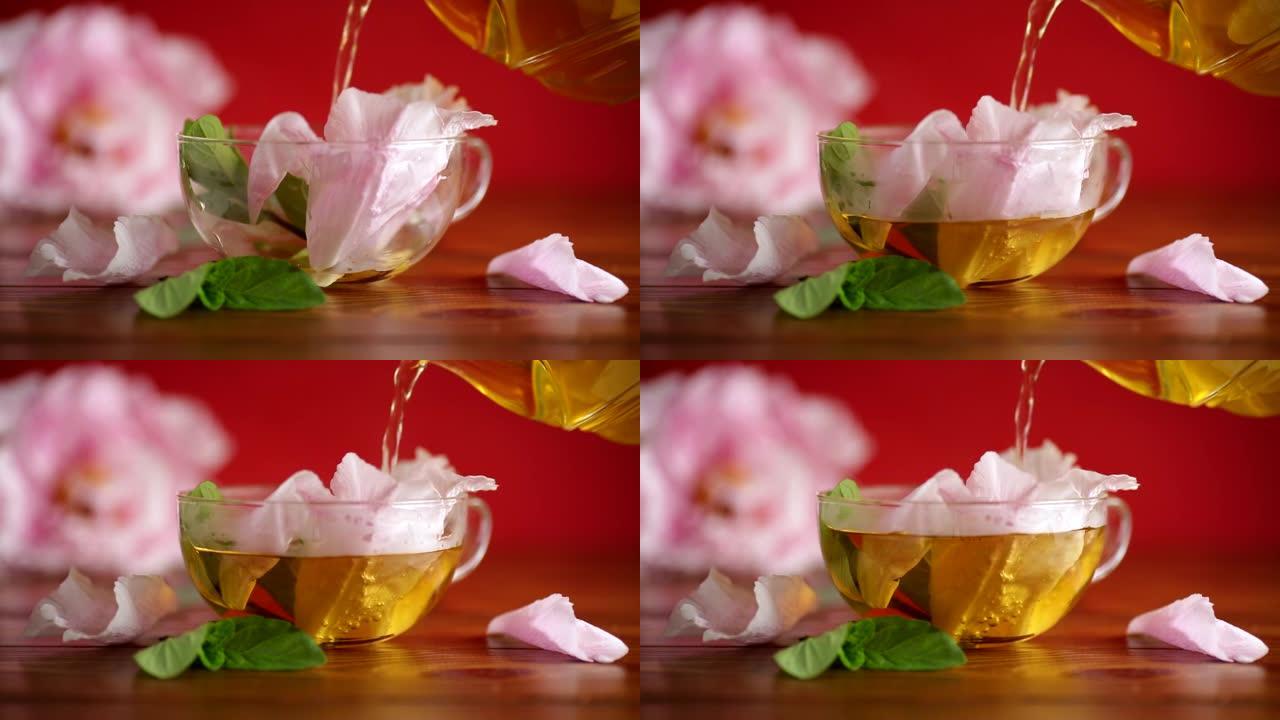 玻璃茶壶中玫瑰花瓣的夏季花茶