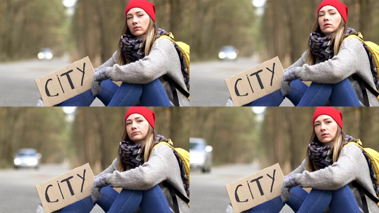 女孩搭便车坐在木头空旷的道路上，海报城市，汽车不停