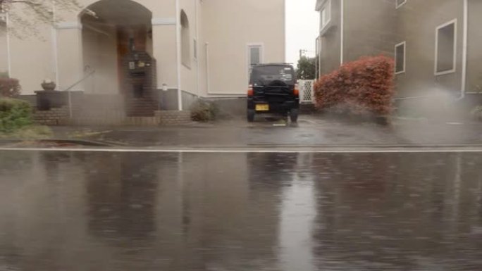 雨天驾驶汽车/侧视图/住宅区