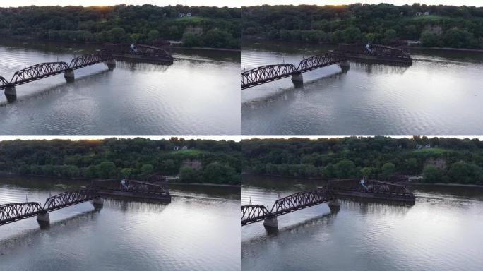美国爱荷华州迪比克密西西比河上的古董铁路秋千桥