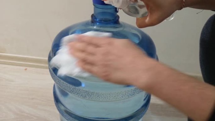 擦拭瓶子表面