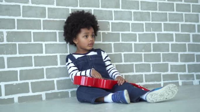 非裔美国人玩吉他玩具的小男孩