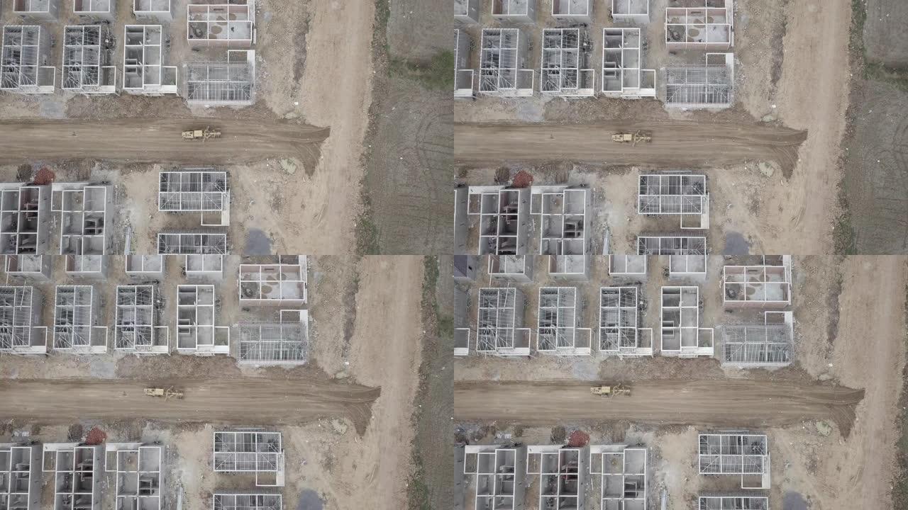 在施工现场工作的道路平地机的高架垂直无人机拍摄