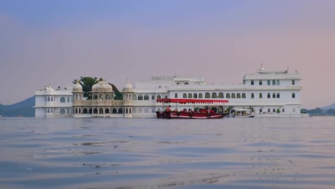 乌代普尔湖上的宫殿Jag Niwas在Pichola湖上，还有观光船——拉贾斯坦邦Mewar王朝统治