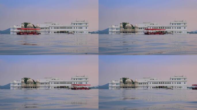 乌代普尔湖上的宫殿Jag Niwas在Pichola湖上，还有观光船——拉贾斯坦邦Mewar王朝统治