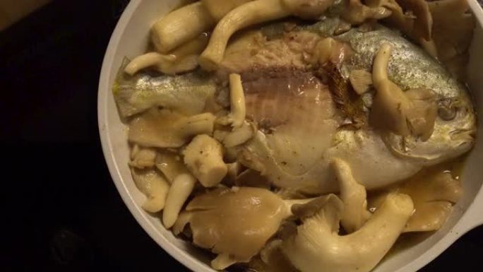 Pofret鱼蘑菇锅煮酱油水炖锅特写3