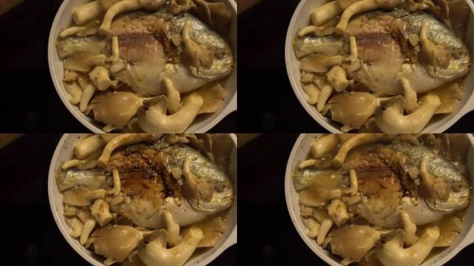 Pofret鱼蘑菇锅煮酱油水炖锅特写3