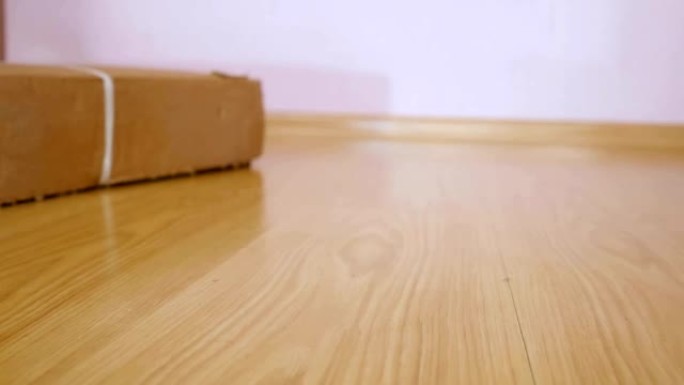 木地板。地板上的封闭纸板箱。移动的盒子。在新家拆箱并放东西。新家里的大纸箱。搬到新的公寓概念。中枪