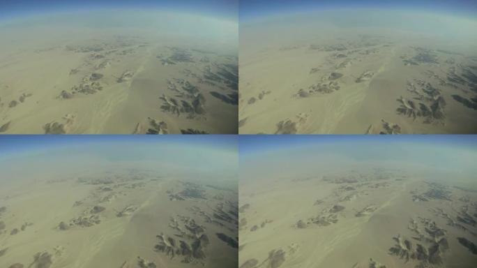 鸟瞰图，飞越西奈沙漠。摄像机在沙漠上空旋转。埃及