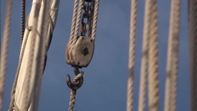 一艘古老的传统船的甲板上的吊钩和手绳葫芦。