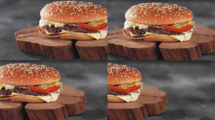 新鲜美味的自制牛肉汉堡放在桌子上的木盘上，全景幻灯片拍摄
