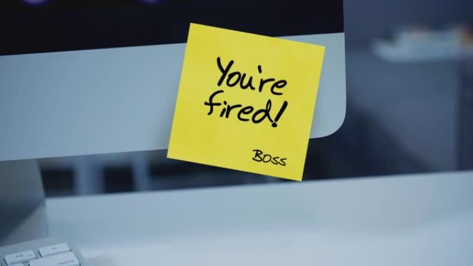 你被解雇了。显示器上贴纸上的铭文。金融危机，商业崩溃。解雇。