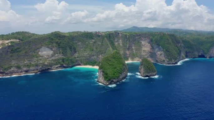 蔚蓝的海洋，山脉的努沙佩尼达岛的Kelingking海滩的鸟瞰图
