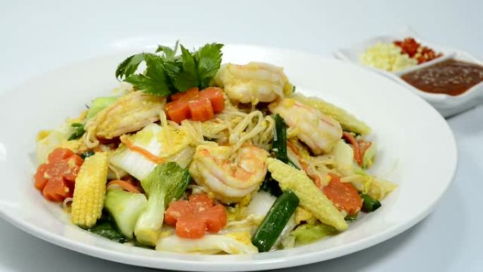 泰国寿喜烧炒虾，鸡蛋和蔬菜雕刻胡萝卜花朵形状的酱汁