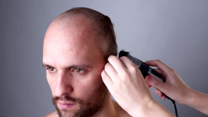 理发师用理发器为男人理发