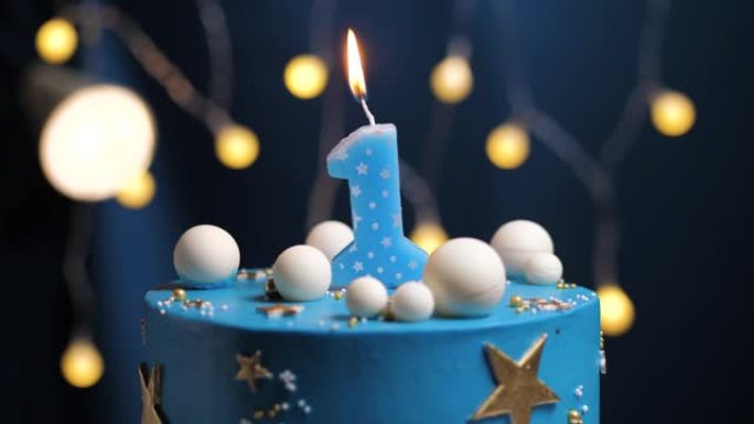 生日蛋糕1号星星天空和月亮概念，蓝色蜡烛被打火机点燃，然后吹灭。如果需要，请在屏幕右侧复制空间。特写