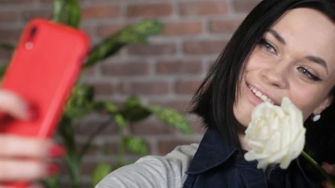 花店的专业花店在手机摄像头上与白玫瑰自拍
