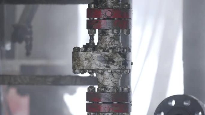 用于油田钻井后用钻机抽送原油作化石燃料能源的工业用油泵设备。井口连接油井设备。