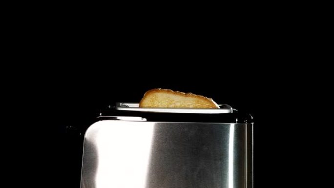 带面包的现代黑色烤面包机。