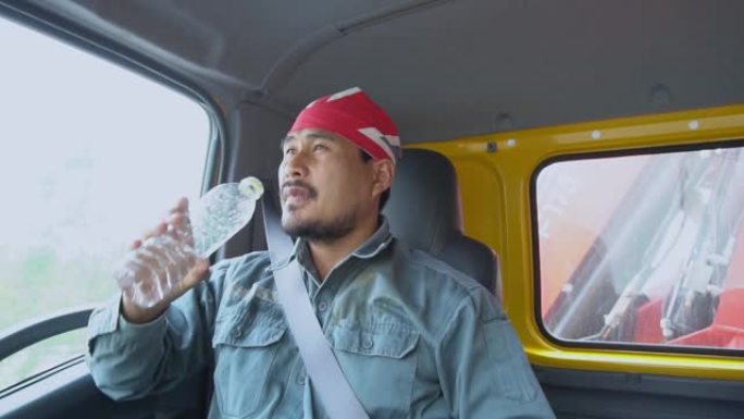 慢动作卡车司机正在喝水。
