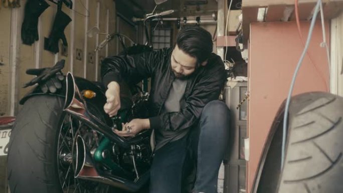 日本男子在车库里修理自行车