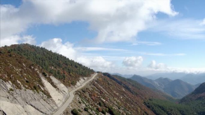 西班牙比利牛斯山脉拉莫利纳滑雪区的山路