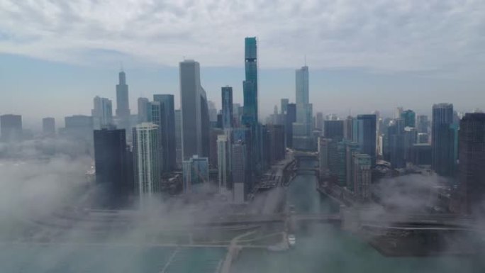 雾在芝加哥上空滚动-鸟瞰图