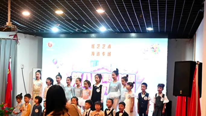 老师挥手鼓励准备入场表演的孩子们