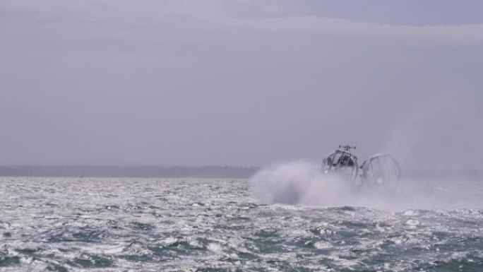 风雨如磐的英国白岛4K上的气垫船
