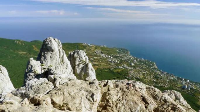 Ai-Petri的景色是克里米亚山脉的一座山峰。黑海海岸和雅尔塔全景。克里米亚。4K
